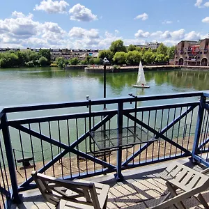 Wapping 700sqft 2 Bedroom - South Facing Dockside Views - Secure Parking Apartment
